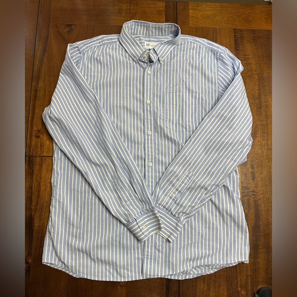 GAP Men’s Standard Fit Performance Cotton Blue White Striped Button-Down Shirt L